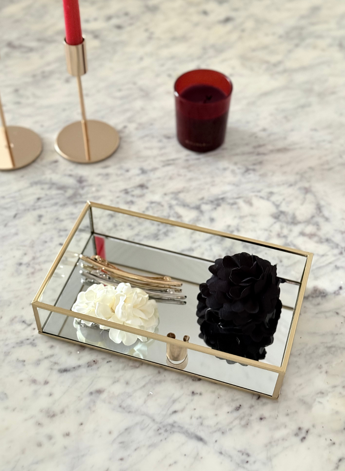 Bandeja chica de vidrio con perfiles metálicos