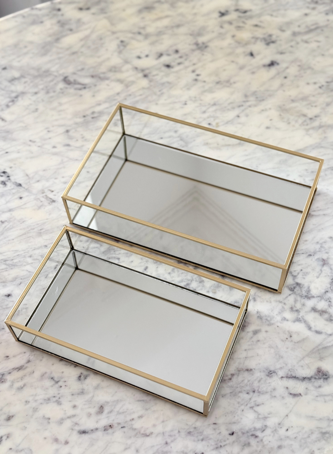 Bandeja grande de vidrio con perfiles metálicos