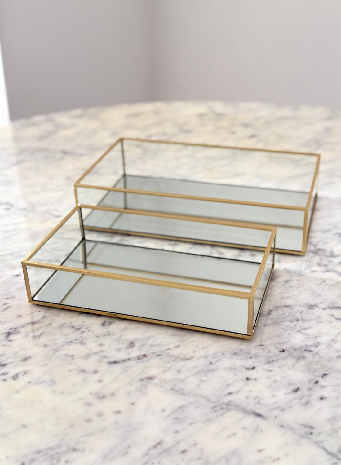 Bandeja chica de vidrio con perfiles metálicos