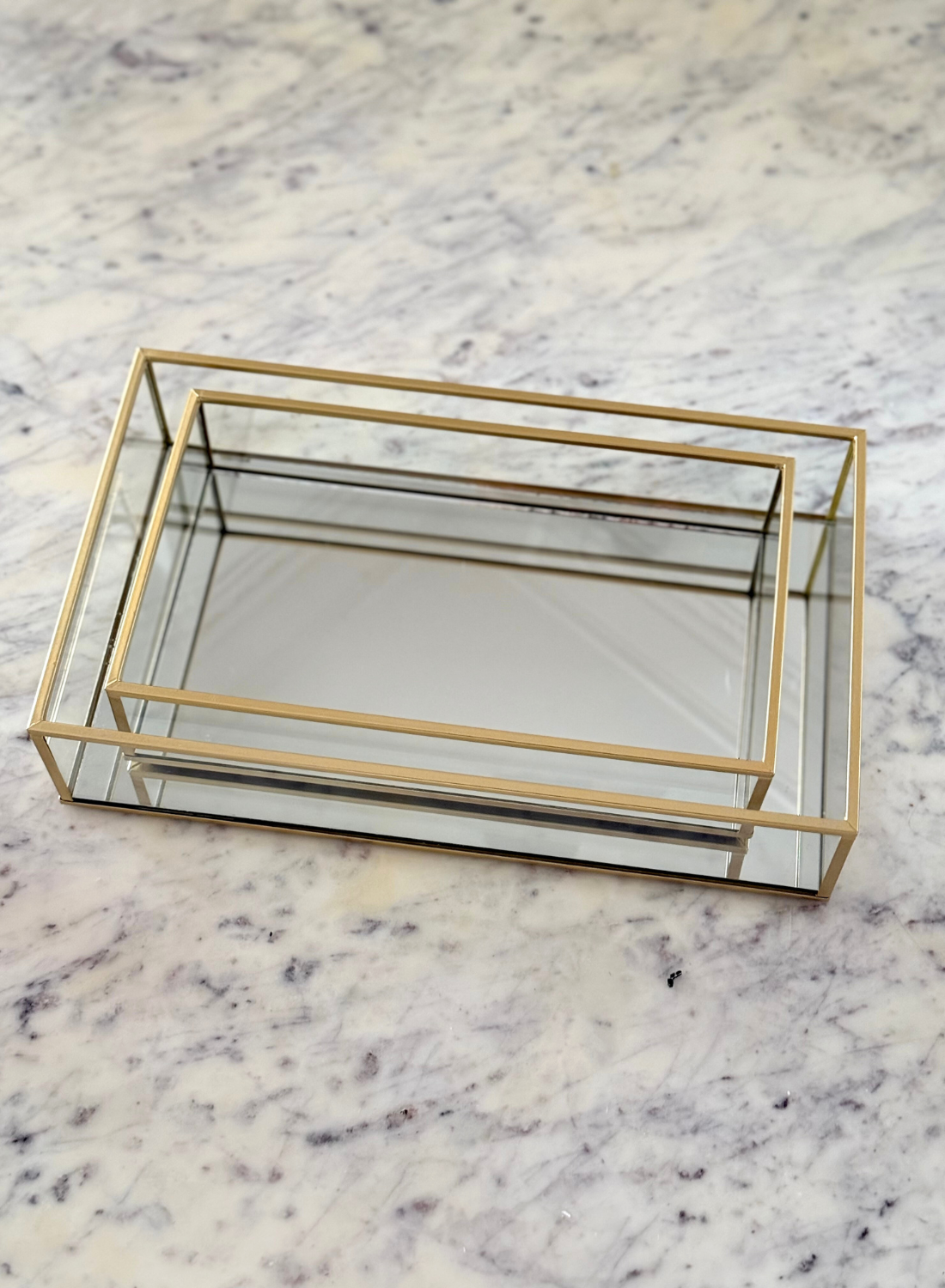 Bandeja grande de vidrio con perfiles metálicos